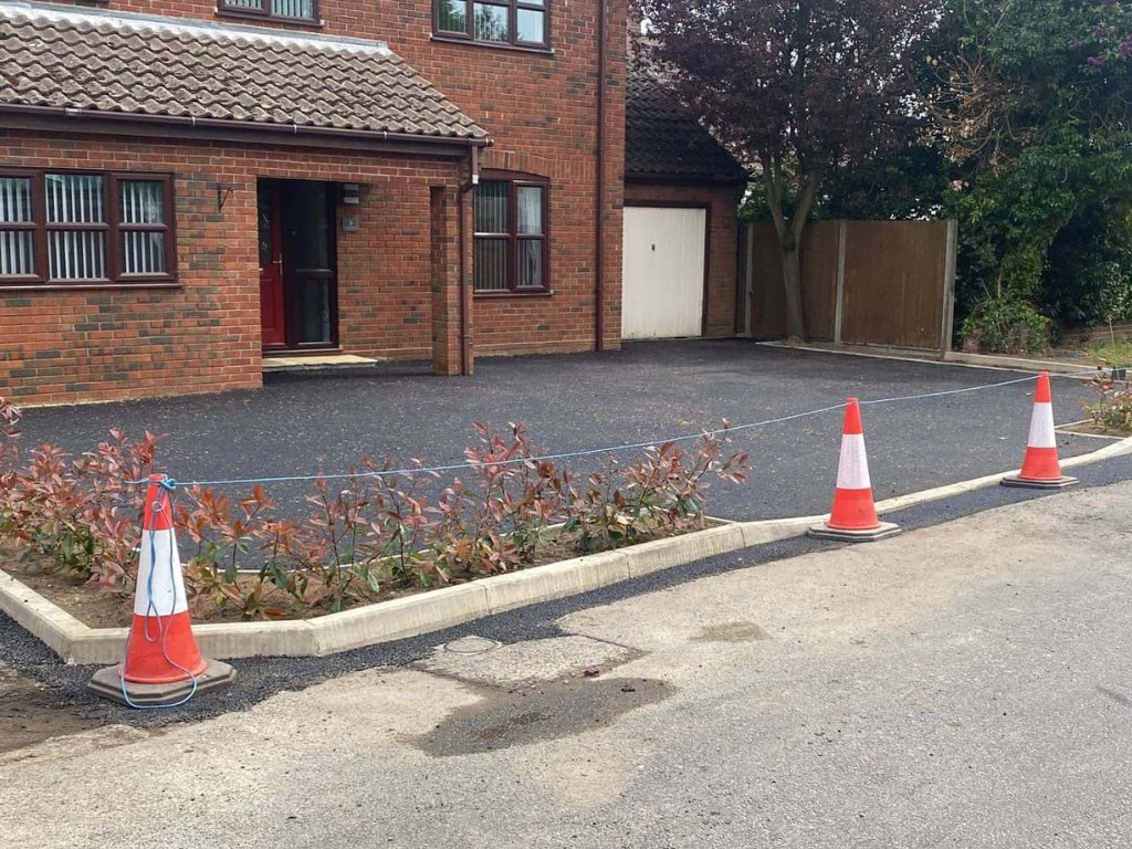 This is a newly installed tarmac driveway just installed by Dover Driveways